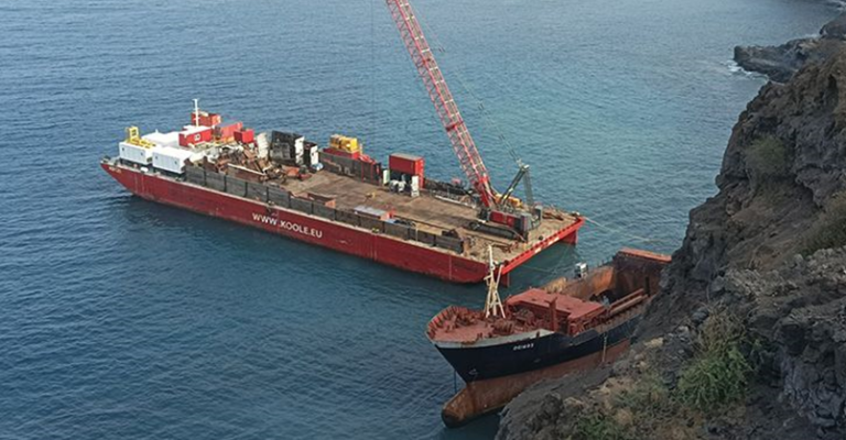 Retomado desmantelamento do Navio Deimos no Porto de Vale dos Cavaleiros