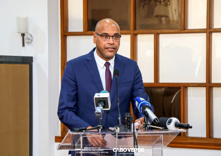 Visita da delegação de Angola e STP demonstra exemplo de transparência na prestação do serviço