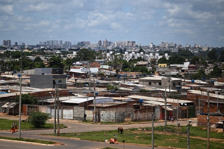Mau tempo mata 6 pessoas e deixa mais de dois milhões sem eletricidade, no Brasil
