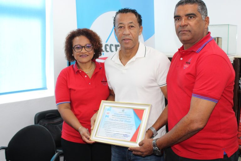 Selecionador de futebol homenageado pela Electra