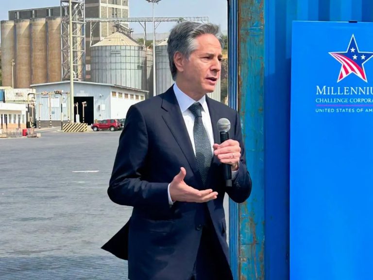 Secretário de Estado dos EUA visita China para abordar tensões globais