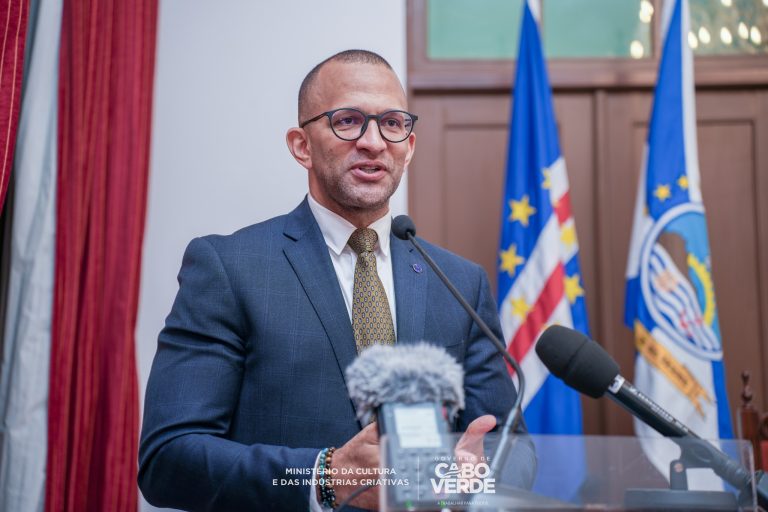 Ministro da Cultura toma pulso ao Carnaval na Cidade da Praia