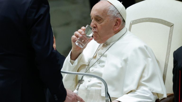 Papa Francisco revela estar com bronquite
