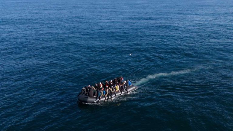 8 migrantes morrem ao tentarem atravessar Canal da Mancha