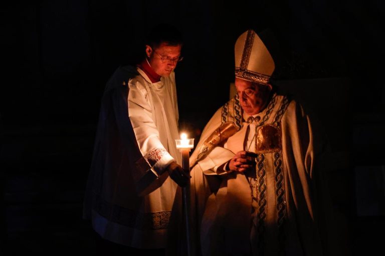 Vigília Pascal: “A luz desta noite derruba o sepulcro dos nossos medos e amarguras”