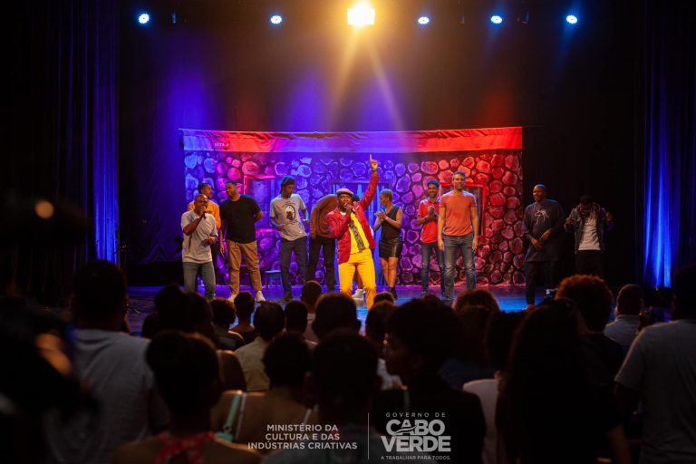 Tikai celebra 30 anos de carreira com noite de humor