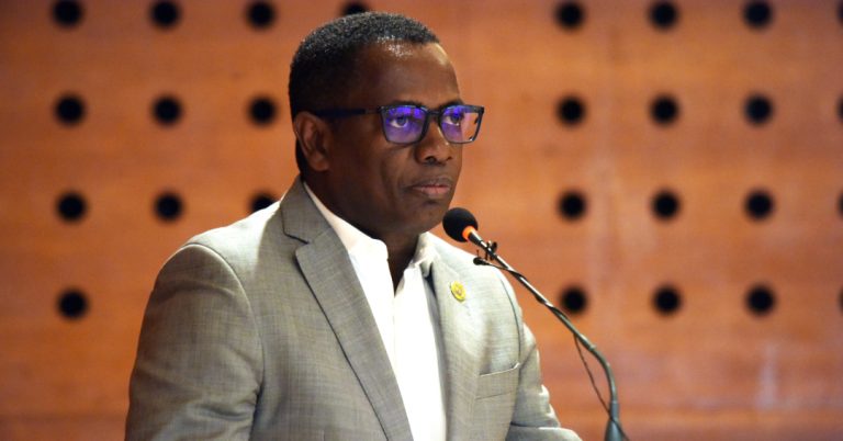 Vice PM é orador em conferência internacional em São Tomé e Príncipe