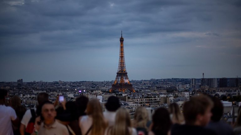 Falha elétrica deixa partes de Paris às escuras