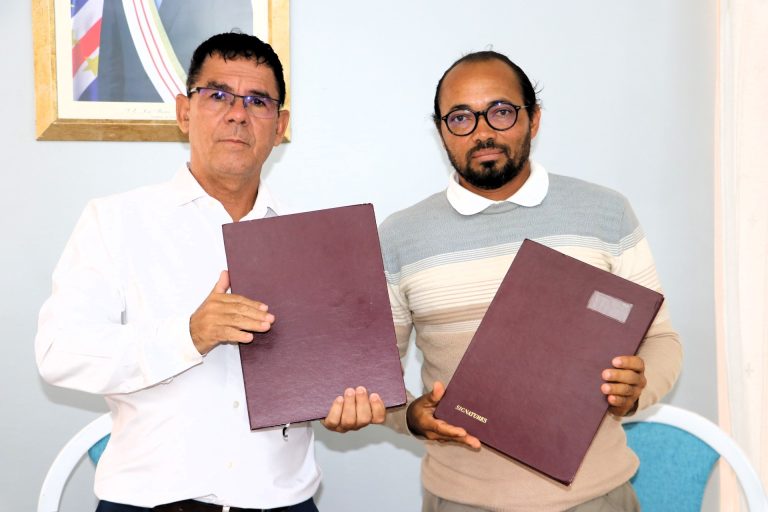 Câmara Municipal do Sal e Escola de Futebol Menifute assinam protocolo de cooperação
