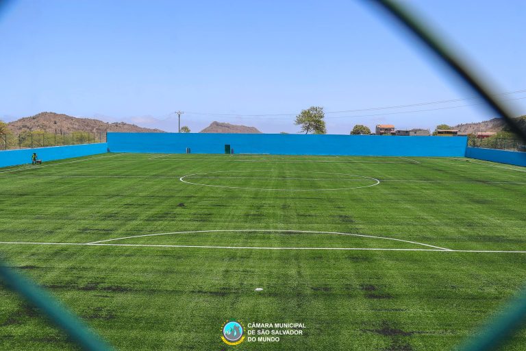 PM inaugura campo de futebol de relva sintética nos Picos