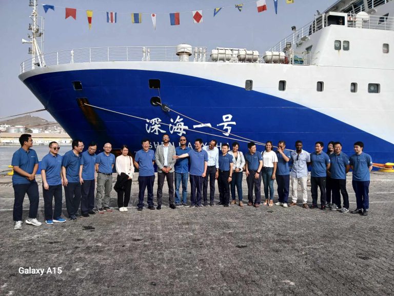 Navio de pesquisa oceânica Chinesa visita Porto Grande em Mindelo
