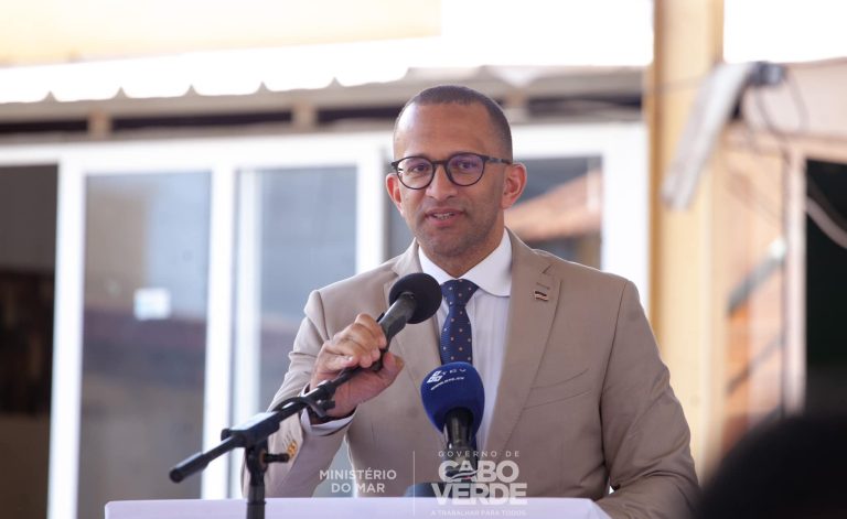 Ministro Abraão Vicente distinguido com prémio Mérito e Excelência