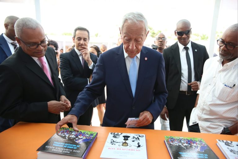 Marcelo Rebelo de Sousa elogia exposição sobre o 25 de Abril em Cabo Verde