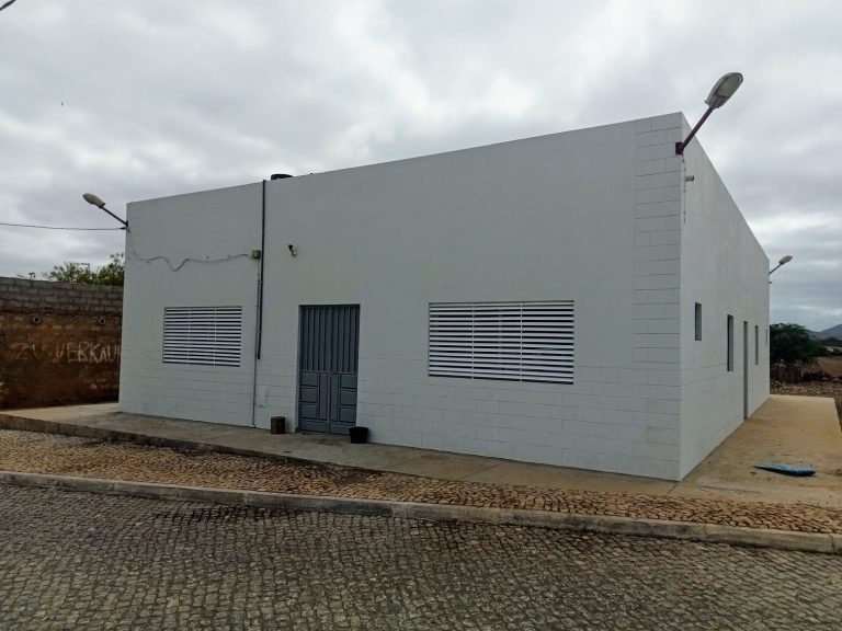 Comunidades pesqueiras na Ilha do Maio ganham nova máquina de gelo