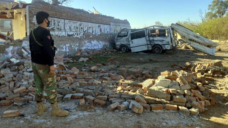 Ataque a base militar no Paquistão deixa 34 mortos