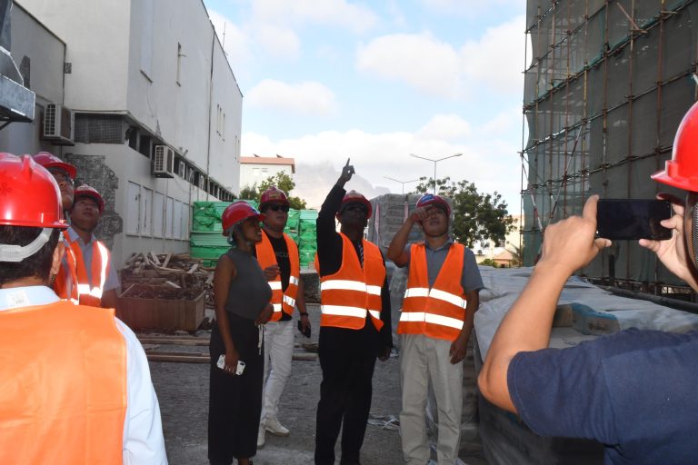 Vice-Primeiro-Ministro satisfeito com andamento das obras da nova Maternidade do HBS