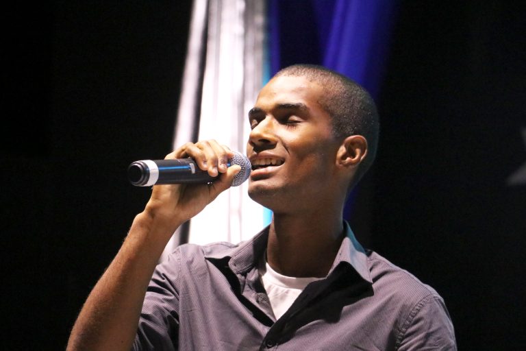 Eri dos Santos de São Vicente vence concurso nacional “Todo Mundo Canta”