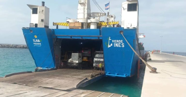 Rampa de betão do Porto Inglês recebe primeira operação de descarga após assoreamento