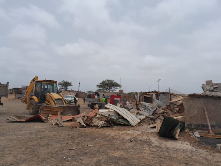 Inicia realojamento e demolição das barracas em Alto Santa Cruz na Ilha do Sal