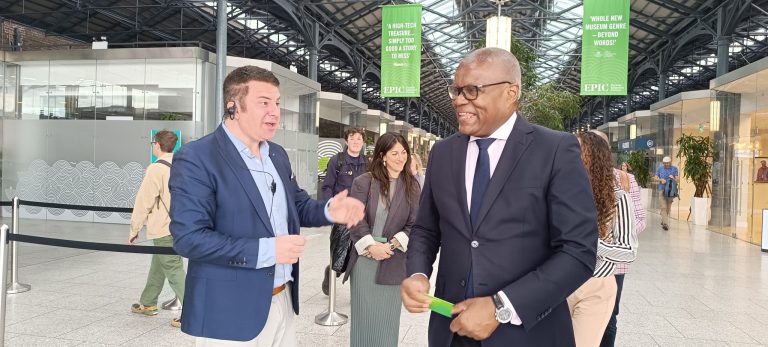 Ministro das Comunidades inteira-se de políticas Irlandesas para Diáspora