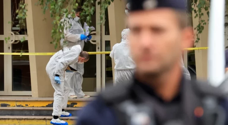 França. Vigilante morre esfaqueada por aluno de 15 anos à porta de uma escola
