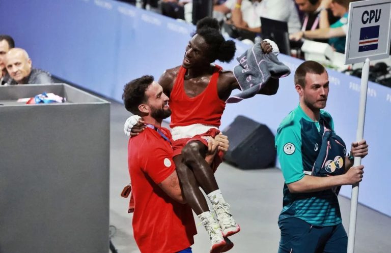 Medalhista olímpica David de Pina exibe Bronze em Portugal
