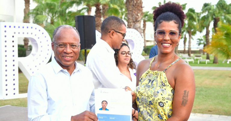 Primeiro-Ministro entrega primeiras Carteiras Profissionais no País