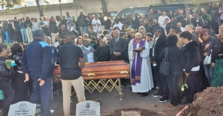 Centenas de pessoas despedem de Odair Moniz em Amadora