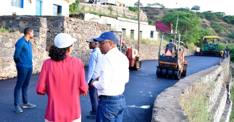 Primeiro-Ministro acompanha avanço de obras em Ribeira Grande de Santiago