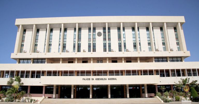 Ministros da Educação e Agricultura e Ambiente “inauguram” novo ano parlamentar