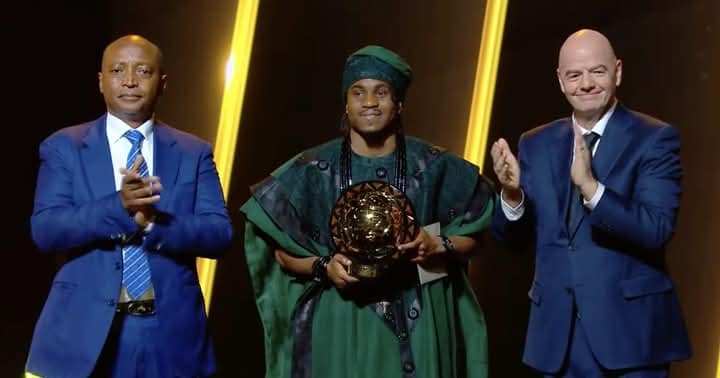 Lookman é eleito melhor jogador Africano do ano