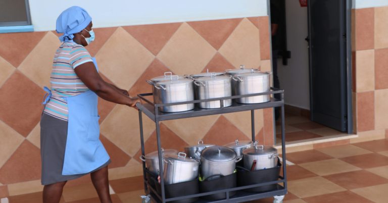 Cozinheiras das Cantinas Escolares ganham aumento de 3 contos no salário