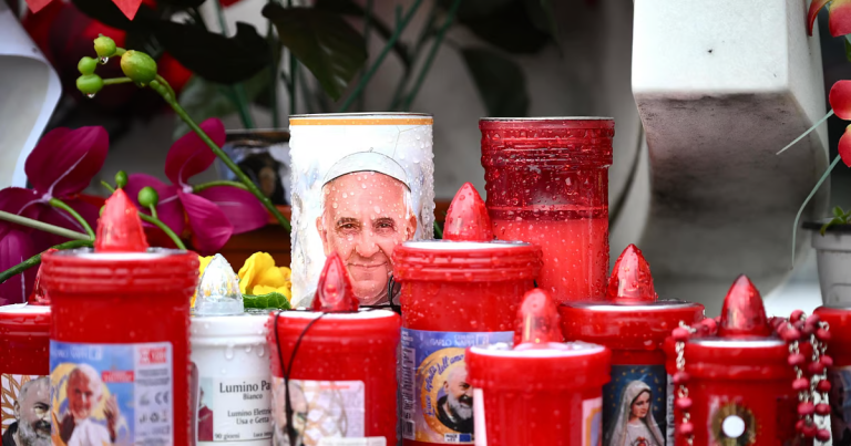 Papa retoma algum trabalho após “ligeira melhoria”