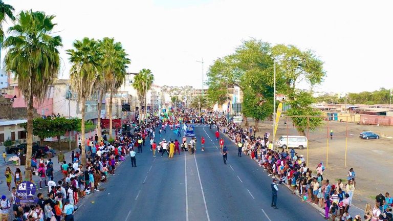 Vindos d’África vence Carnaval da Praia 2025