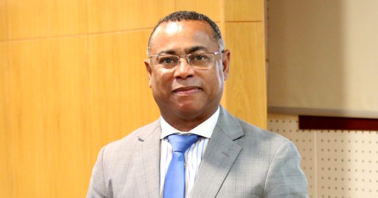 Emanuel Barbosa denuncia alegado uso de fundos da Câmara Municipal da Praia para financiar estrutura do PAICV em Portugal
