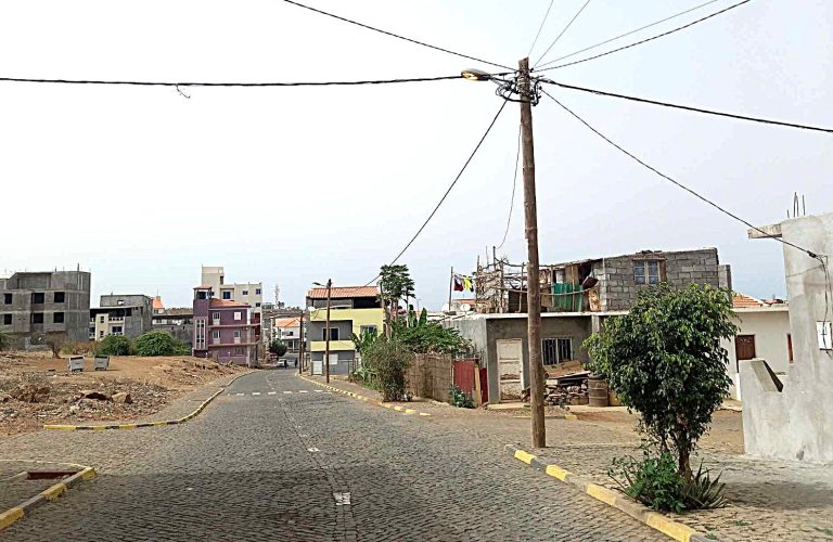 EDEC inicia operação para reparação de 688 pontos de iluminação pública em Santa Cruz