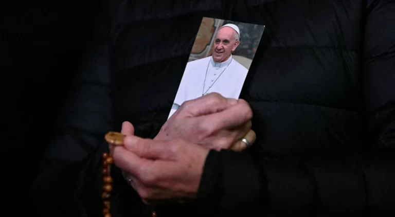 Papa continua recuperação estável