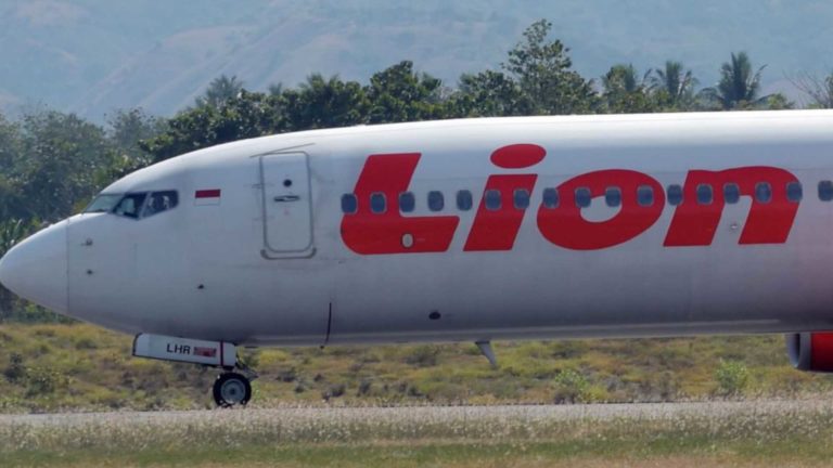 INDONÉSIA: Avião com 188 pessoas cai no Mar de Java