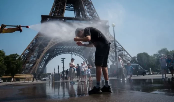 4df2ae95-afp-20250702-64k33dl-v1-midres-franceweatherheatwavetourism-708x416