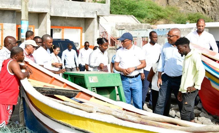 Governo garante arrastador, motores e gelo para pescadores de Rincão