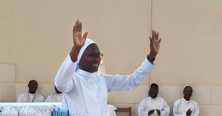 Filha de imame guineense faz profissão religiosa e torna-se irmã católica