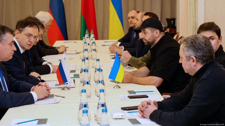 Primeira negociação direta entre Rússia e Ucrânia dura menos de duas horas