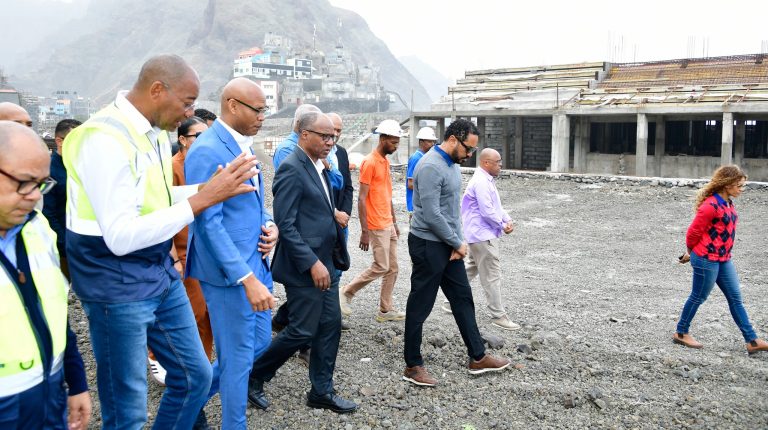 Ulisses Correia e Silva visita obras da estrada da Ribeira de Caibros, avaliada em 230 mil contos