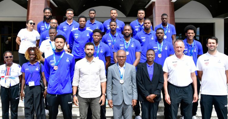 Seleção nacional de andebol entrega medalha de bronze ao Primeiro-Ministro