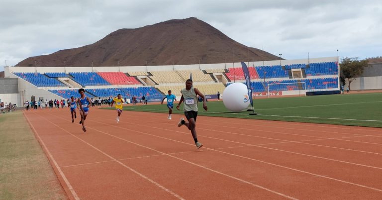 Atletismo. Mineyda Soares e Rafael Ribeiro vencem 200 metros nas Olimpíadas do Desporto Escolar