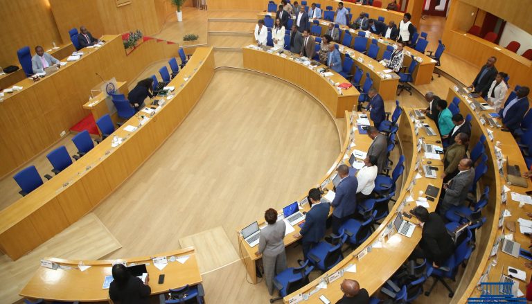 Parlamento sem Ordem do Dia. Sessão adiada