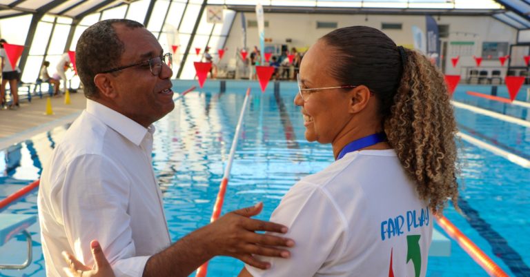 Ministro da Educação assiste à estreia da natação nas Olimpíadas do Desporto Escolar