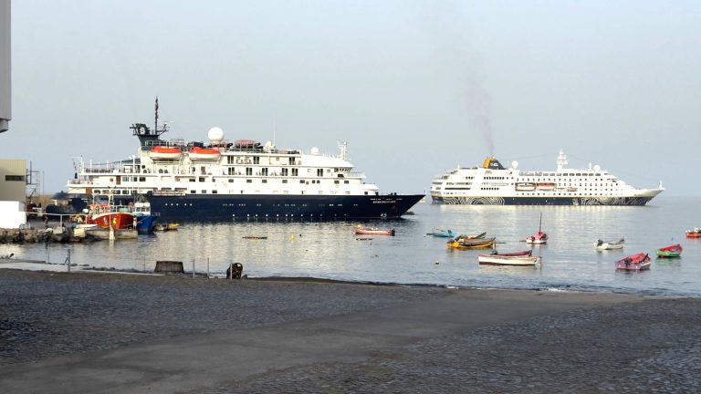Dois navios de cruzeiro chegam em simultâneo ao Porto do Tarrafal