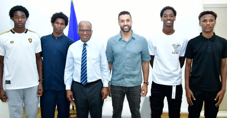 Ulisses Correia e Silva recebe jovens futebolistas que seguem para estágio no Braga