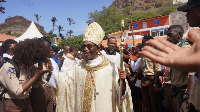 Fiéis celebram episcopado de Dom Arlindo Furtado em Missa de ação de graças